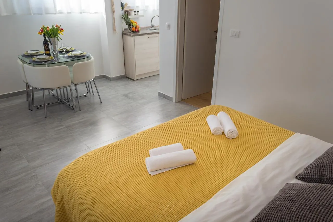 Sun Studio Apartments Трогир