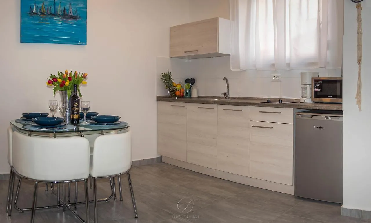 Sun Studio Apartments Трогир